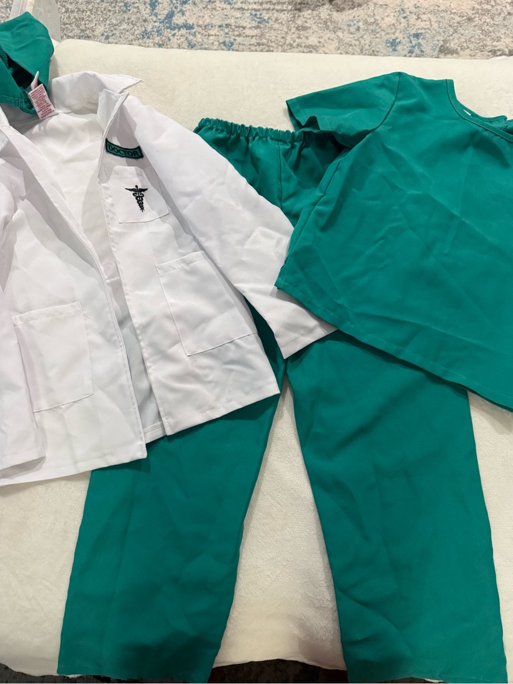 F.A.O Schwarz 4 piece doctor costume kids Halloween Dress-up